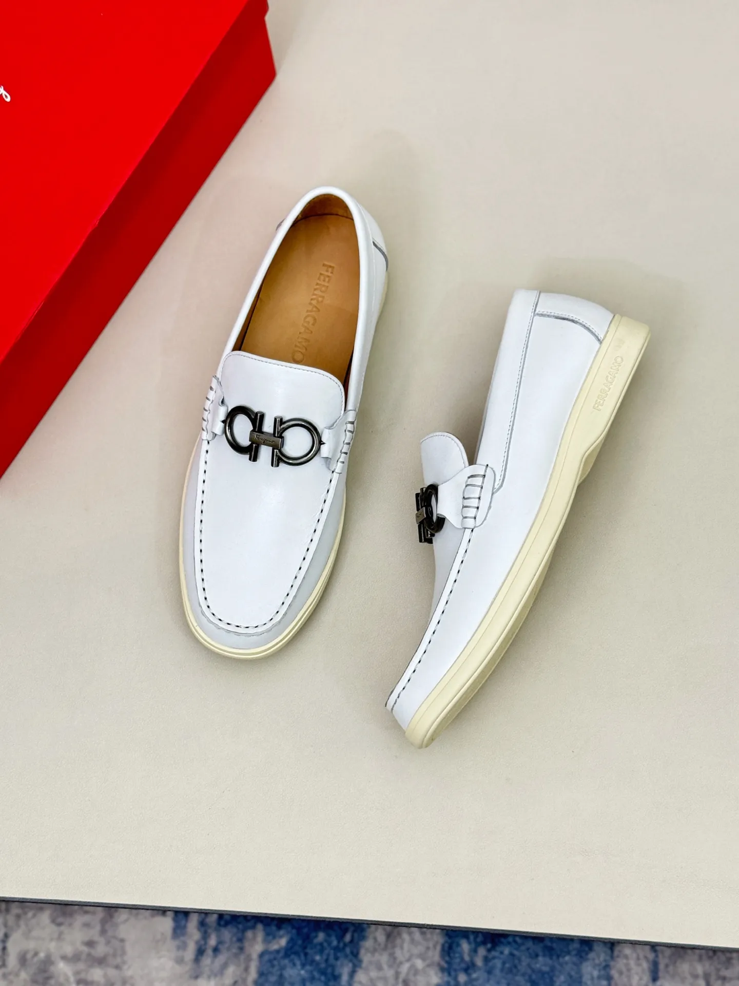 [Ferragamo] P: 580💰 Number of yards: 38~44 (45 orders are non-returnable) Ferragam's new men's driving shoes, the fabric is made of imported cowhide, with visible texture, heavy industrial stitching, dyed calfskin inside, standard logo cowhide feet, big-name experience, soft and comfortable on the feet, a men's favorite, special non-slip and wear-resistant rubber soles, easy to handle various occasions, with original box packaging!